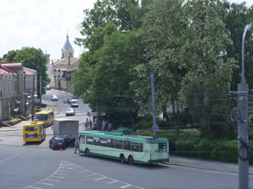 На площі Возз'єднання у Луцьку – аварія за участю легковика та вантажівки. ФОТО