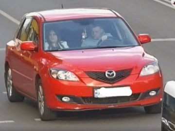 У Луцьку водій Mazda порушував ПДР та показував непристойні жести. ВІДЕО