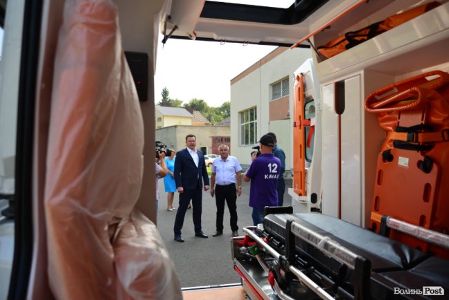 Волинській «швидкій» подарували новий автомобіль. ФОТО