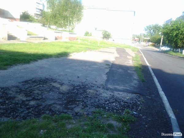 У Луцьку відремонтували три двори, але в сусідніх «яма на ямі». ФОТО