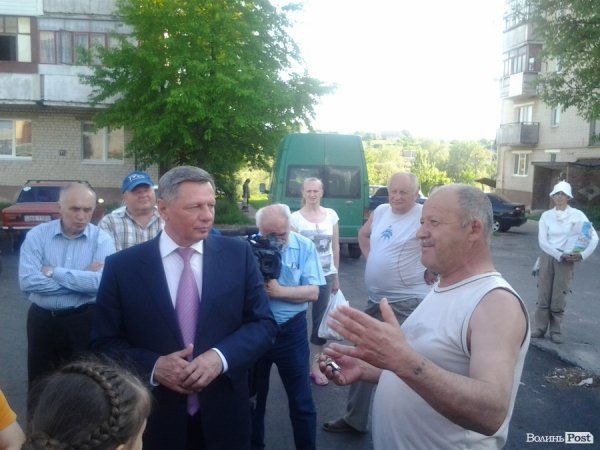 У Луцьку відремонтували три двори, але в сусідніх «яма на ямі». ФОТО