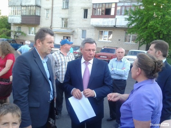 У Луцьку відремонтували три двори, але в сусідніх «яма на ямі». ФОТО