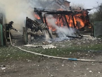 Через вітер полумʼя перекидалось на сусідні будівлі: на Волині згорів хлів, ще чотири споруди – пошкоджені