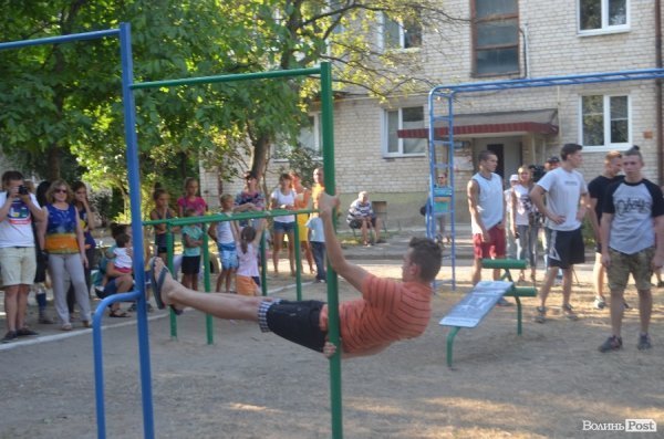 У луцьких дворах - нові спортивні майданчики. ФОТО