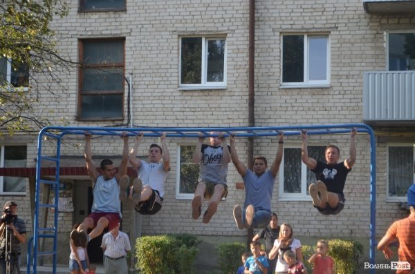 У луцьких дворах - нові спортивні майданчики. ФОТО