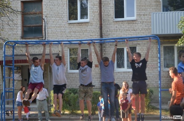 У луцьких дворах - нові спортивні майданчики. ФОТО