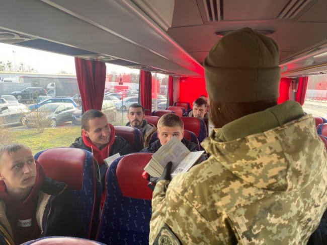 Луцькі прикордонники допомагають українцям, які застрягли на кордоні з Польщею, повернутися додому