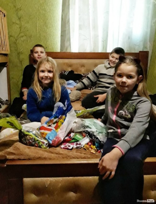 Волинянка роздала подарунки дітям та пенсіонерам
