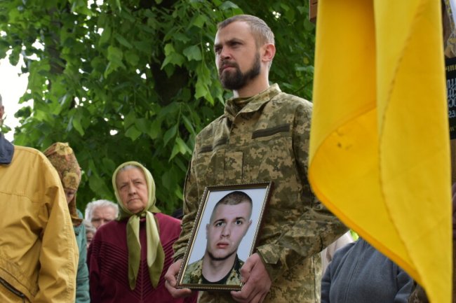 Луцька громада у жалобі: в останню дорогу провели трьох Героїв – Сергія Кравченка, Андрія Крачунова та Олексія Каплуна