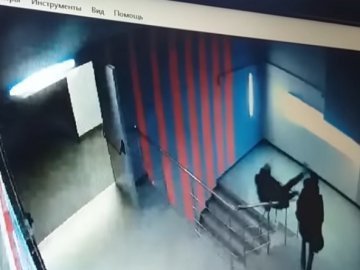 Опублікували відео падіння хлопця зі сходів у торговому центрі в Луцьку 