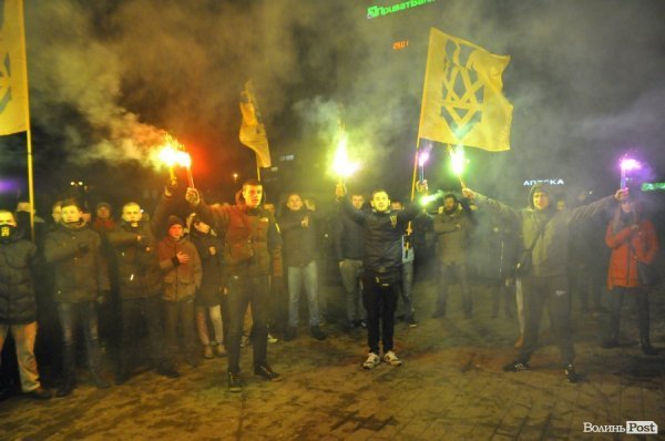 Фаєри, смолоскипи, гасла: Луцьком пройшла хода. ФОТО