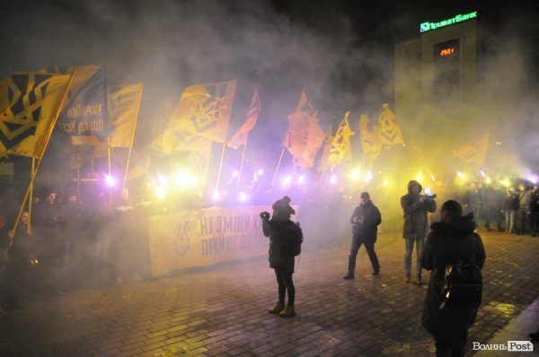 Фаєри, смолоскипи, гасла: Луцьком пройшла хода. ФОТО