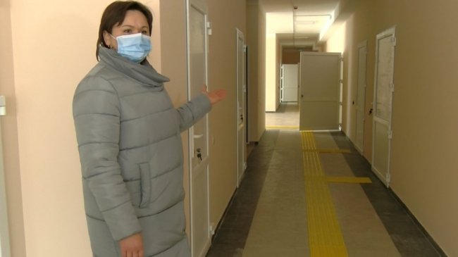 Стеля в грибку, стіни полущилися: мешканців волинського міста обслуговують в зруйнованій амбулаторії. ВІДЕО