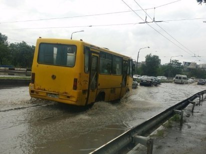Запоріжжя затопило, у центрі міста зупинився рух. ФОТО