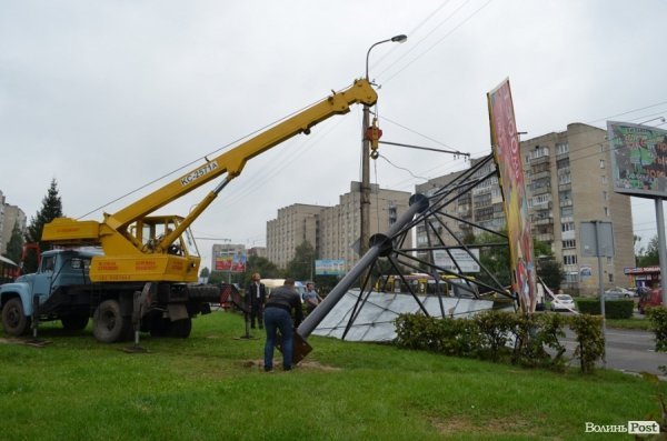 Негода повалила білборд на дорогу та дерево на дитячий майданчик. ФОТО