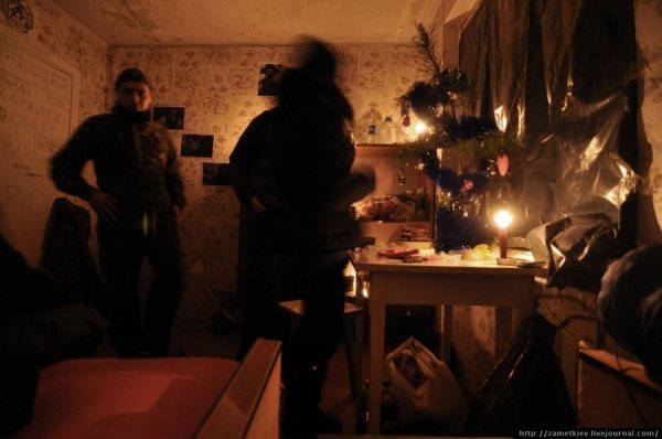 Для комфорту почепили на вікна світломаскування, і запалили свічки