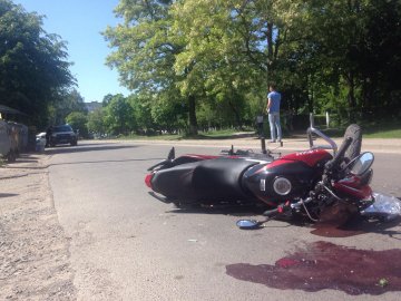Аварія в Луцьку: юнак на скутері врізався в авто