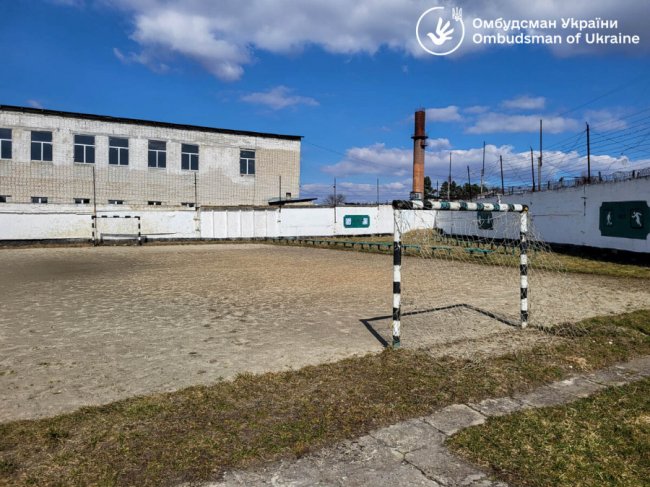 У яких умовах в Україні утримують російських полонених. ФОТО