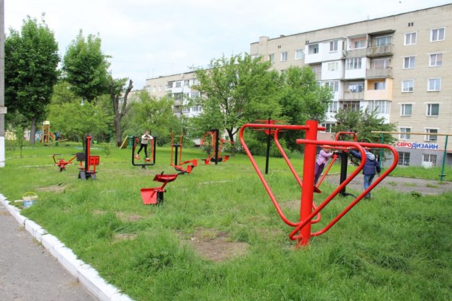 У Нововолинську встановили сучасний спортивно-тренажерний майданчик. ФОТО