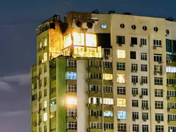 У Києві внаслідок нічної атаки росіян пошкоджено багатоповерхівку: є поранені. ФОТО