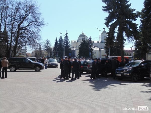 Під міліцією Волині збираються люди
