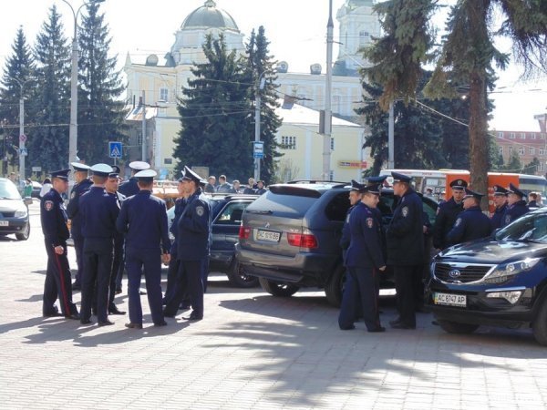 Під міліцією Волині збираються люди