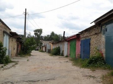 У Луцьку люди не можуть отримати землю під своїми гаражами