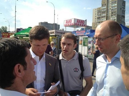 Яценюк роздавав агітки у вагонах метро. ФОТО. ВІДЕО