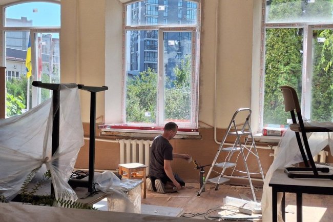 Показали, як у військовому ліцеї в Луцьку ліквідовують наслідки російського обстрілу