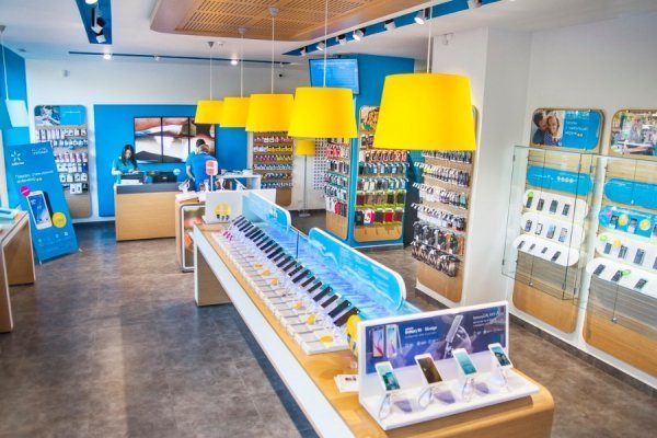 Смартфони, планшети та 3G: у Луцьку відкрили новий магазин Київстар*