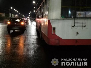 У Луцьку легковик наїхав на водія тролейбуса, коли той ремонтував «рогатого»