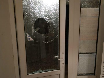 П’яні чоловіки шукали дискотеку та проривалися крізь вікно на дільницю, де рахували голоси