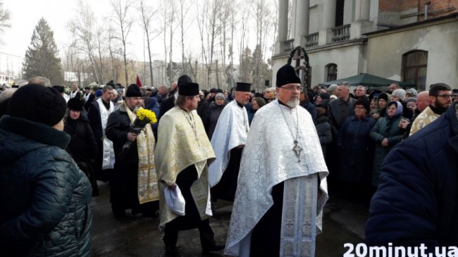 Тисячі людей у Тернополі прийшли попрощатися з братом митрополита Михаїла. ФОТО