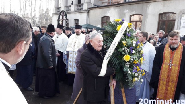 Тисячі людей у Тернополі прийшли попрощатися з братом митрополита Михаїла. ФОТО