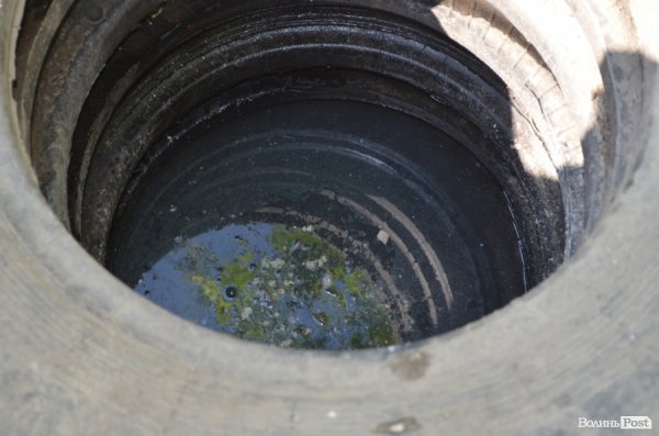 У ямі на прибудинковій території ще й досі стоїть вода