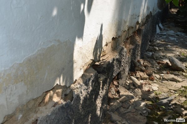 Наслідки зливи у Луцьку: у підвалах досі стоїть вода. ФОТО