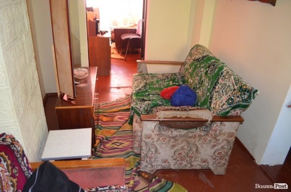 Меблі відсунули від стін, які постраждали від зливи