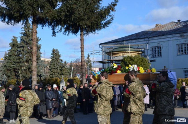 Загинув у день народження: Луцьк попрощався з воїном Віктором Лахаєм. ФОТОРЕПОРТАЖ