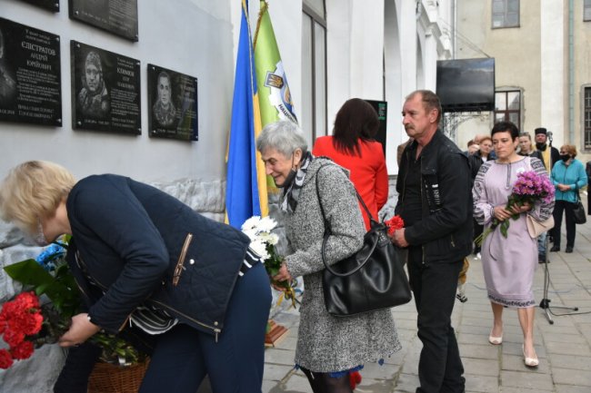 У Луцьку на фасаді коледжу встановили меморіальні дошки загиблим Героям. ФОТО