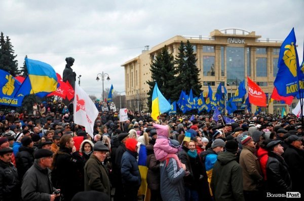 Віче на луцькому Майдані. ФОТО