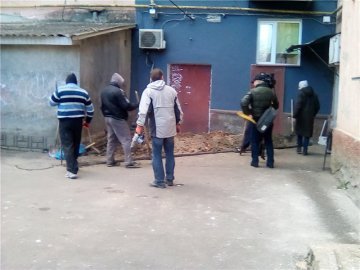 Жорстоке вбивство у Нововолинську: чоловік зарізав куму на очах у дитини