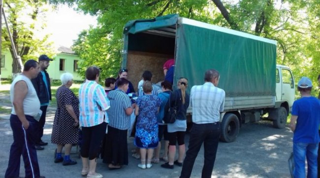 «Солодкий» підкуп: на Луганщині від імені одного з кандидатів безкоштовно роздавали цукор. ФОТО