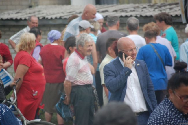 «Солодкий» підкуп: на Луганщині від імені одного з кандидатів безкоштовно роздавали цукор. ФОТО