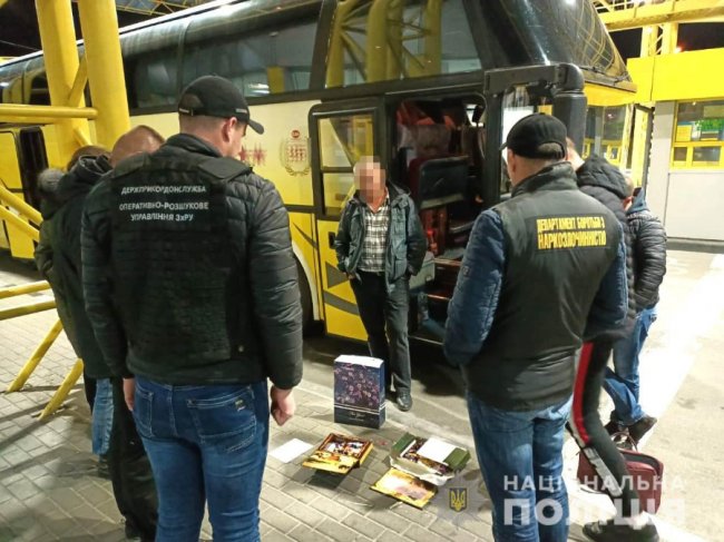 На Ягодині затримали чоловіка, який віз у коробках з цукерками амфітамін 