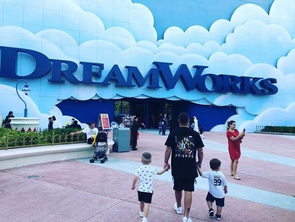 MONATIK зворушив прихильників новим фото з синами