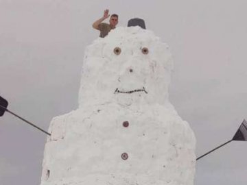 Селяни на Волині зліпили гігантського сніговика