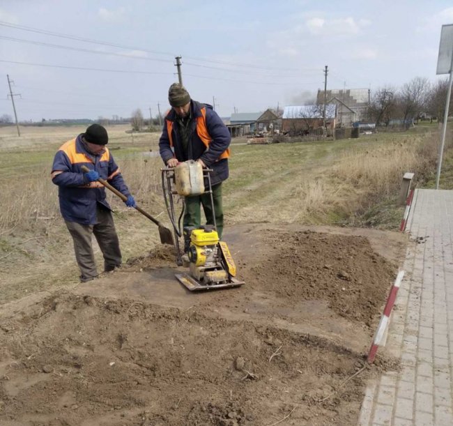 На волинських дорогах ремонтують ями та тріщини. ФОТО