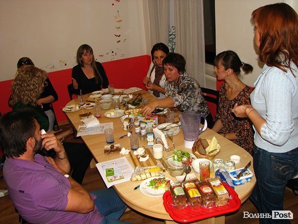 Як луцькі мами вчилися готувати йогурт. ФОТО