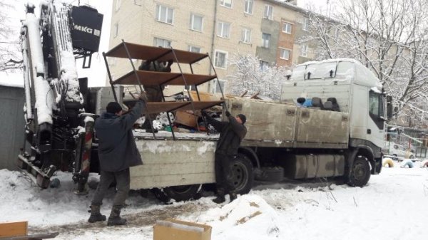 Демонтаж триває: у Луцьку знесли гаражі 