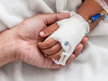 У Львові лікарі рятують від страшних опіків хлопчика, мама якого добу тримала вдома